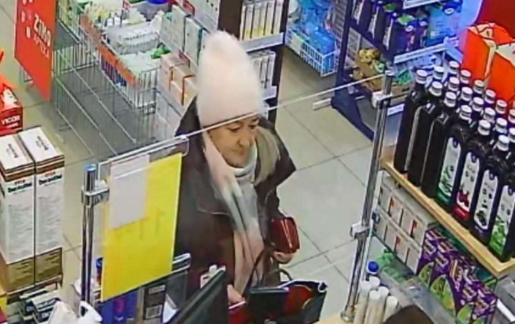 Kradzież portfela w Tychach – rozpoznajesz tę kobietę?