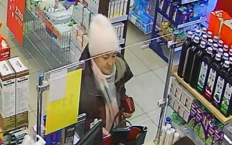 Kradzież portfela w Tychach – rozpoznajesz tę kobietę?