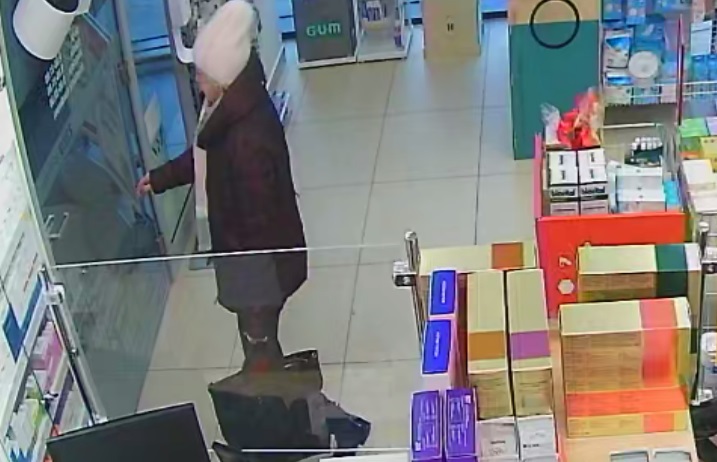 Kradzież portfela w Tychach – rozpoznajesz tę kobietę?