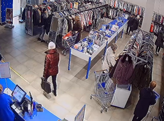 Kradzież portfela w Tychach – rozpoznajesz tę kobietę?