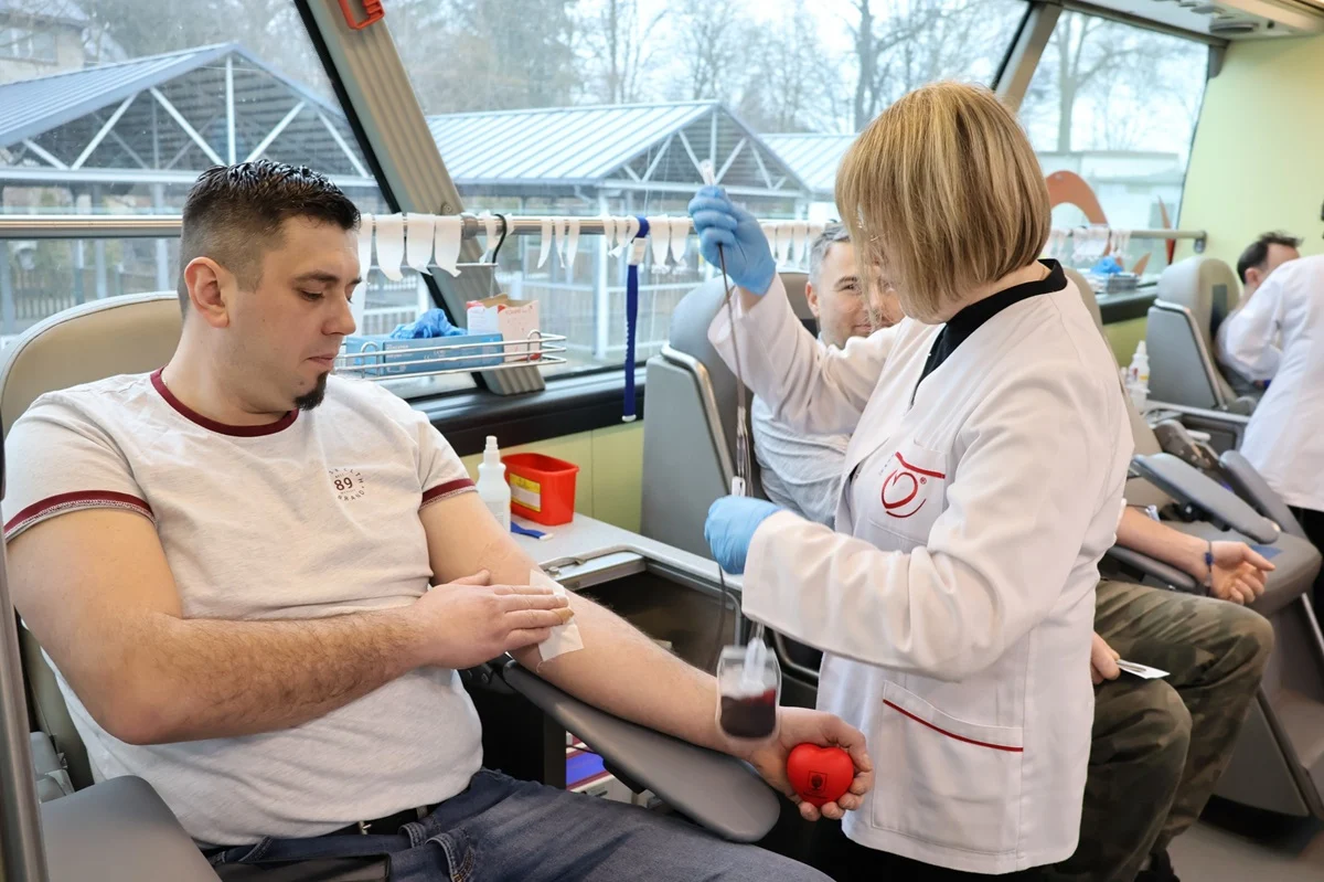 Kolejka chętnych do oddania krwi na Placu Targowym w Orzeszu