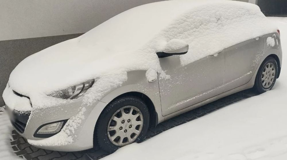 Odśnieżone auto to bezpieczeństwo na drodze – pamiętaj o widoczności!