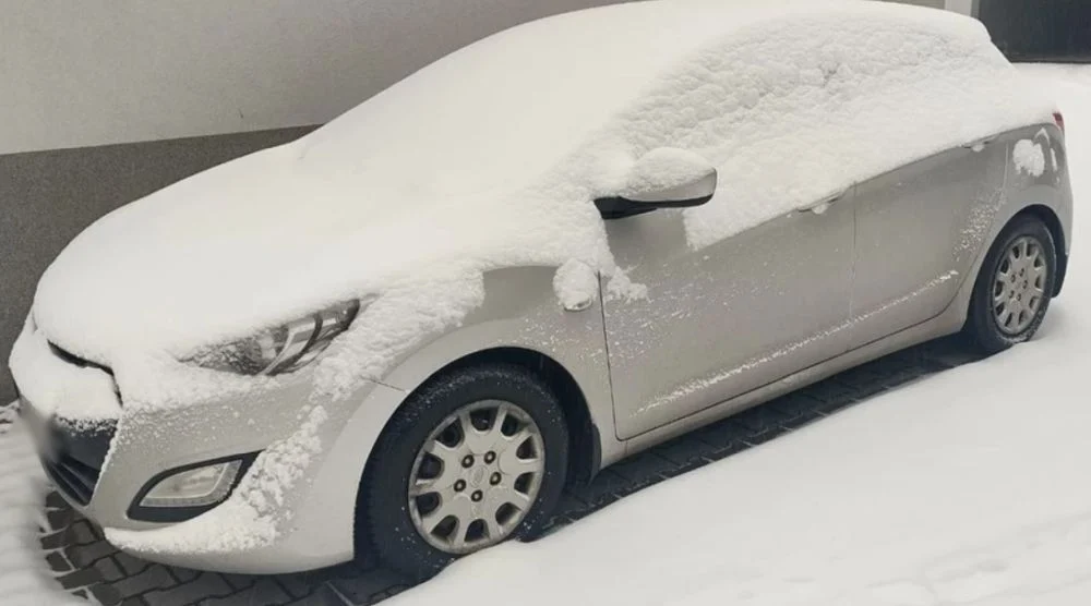 Odśnieżone auto to bezpieczeństwo na drodze – pamiętaj o widoczności!