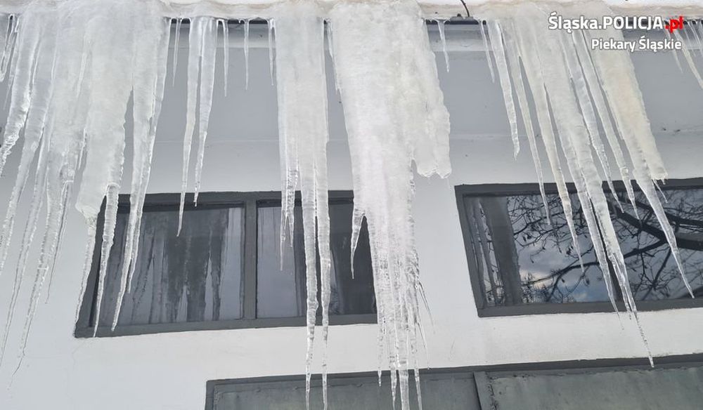 Niebezpieczne sople i nawisy śnieżne – sprawdź, jak się chronić!