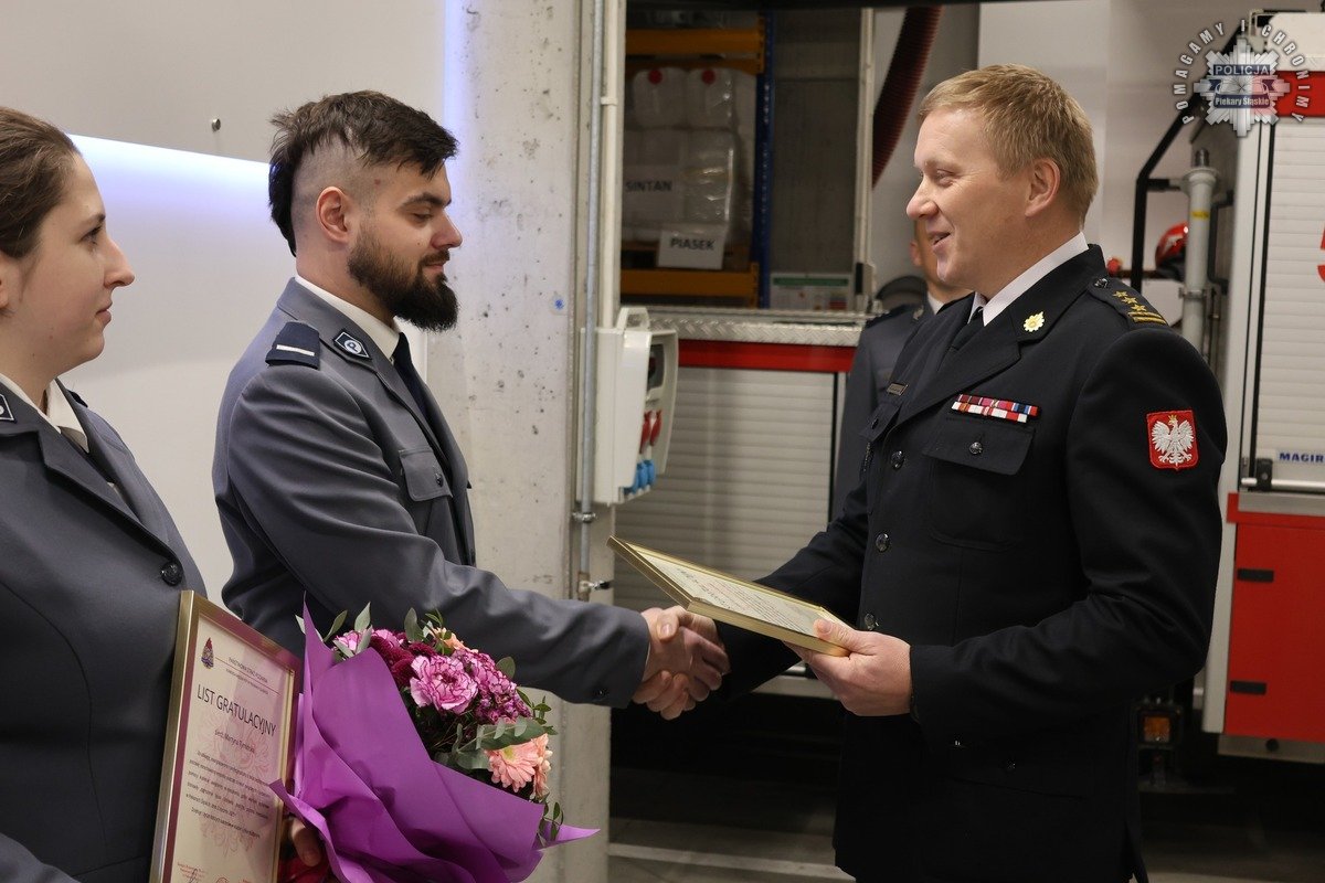 Wielka odwaga mundurowych – pomogli 61-latce w płonącym mieszkaniu