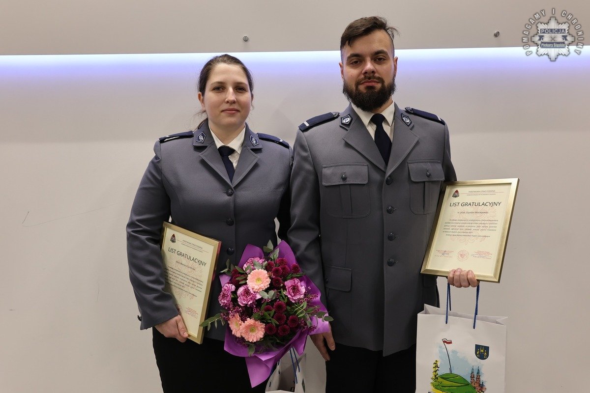 Wielka odwaga mundurowych – pomogli 61-latce w płonącym mieszkaniu