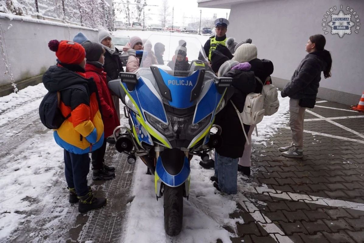 Wizyta uczniów w rybnickiej komendzie: nauka bezpieczeństwa w praktyce 3