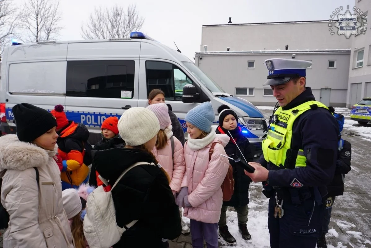 Wizyta uczniów w rybnickiej komendzie: nauka bezpieczeństwa w praktyce 8