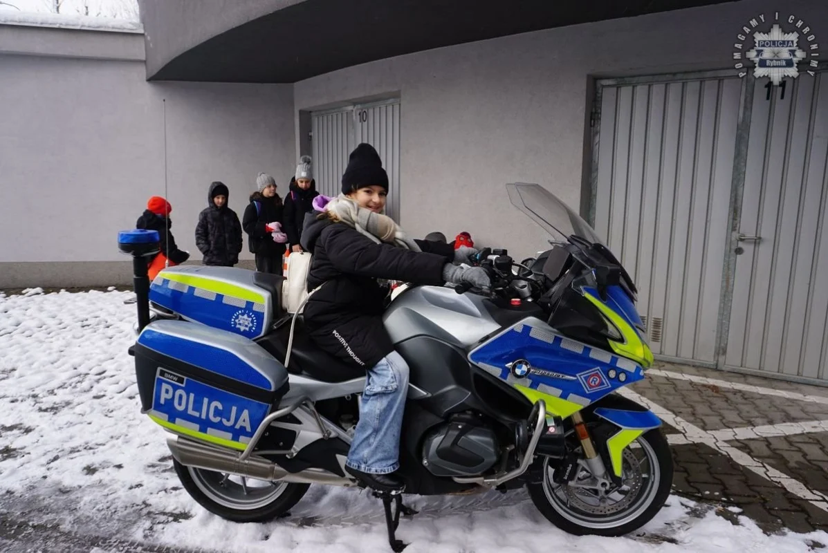 Wizyta uczniów w rybnickiej komendzie: nauka bezpieczeństwa w praktyce 9