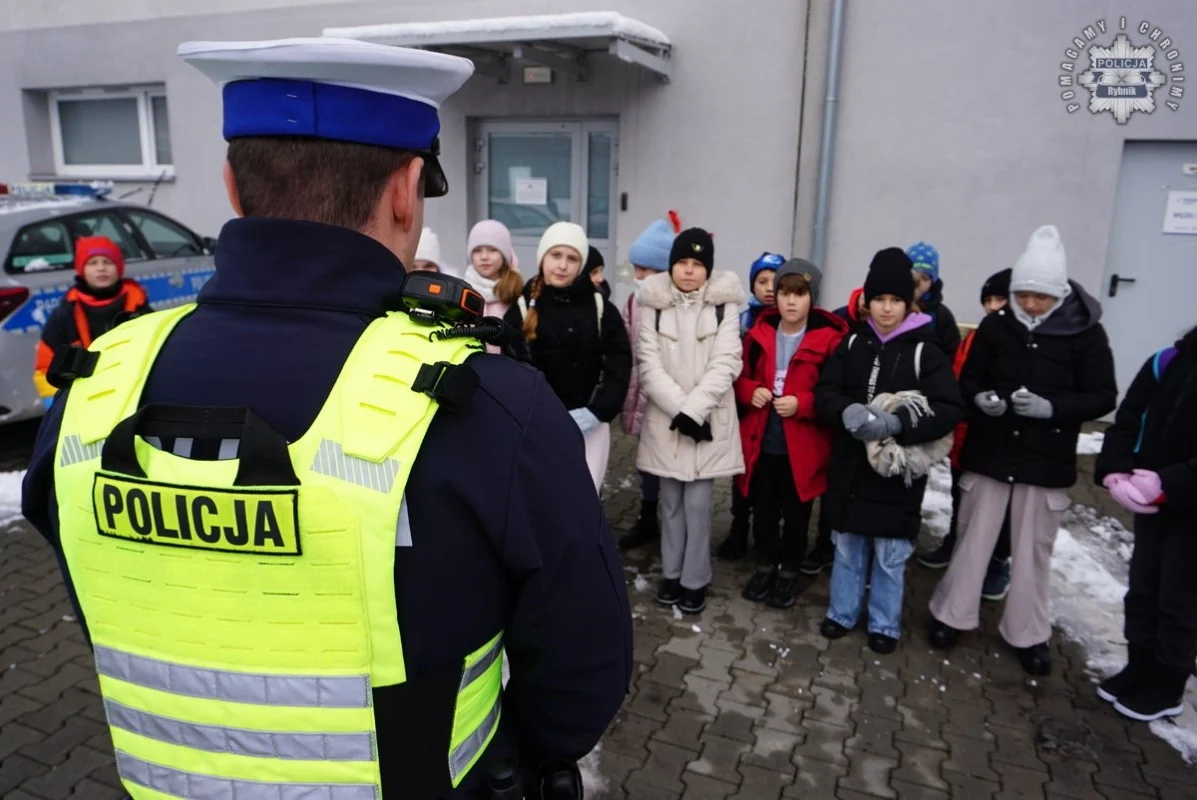 Wizyta uczniów w rybnickiej komendzie: nauka bezpieczeństwa w praktyce 11