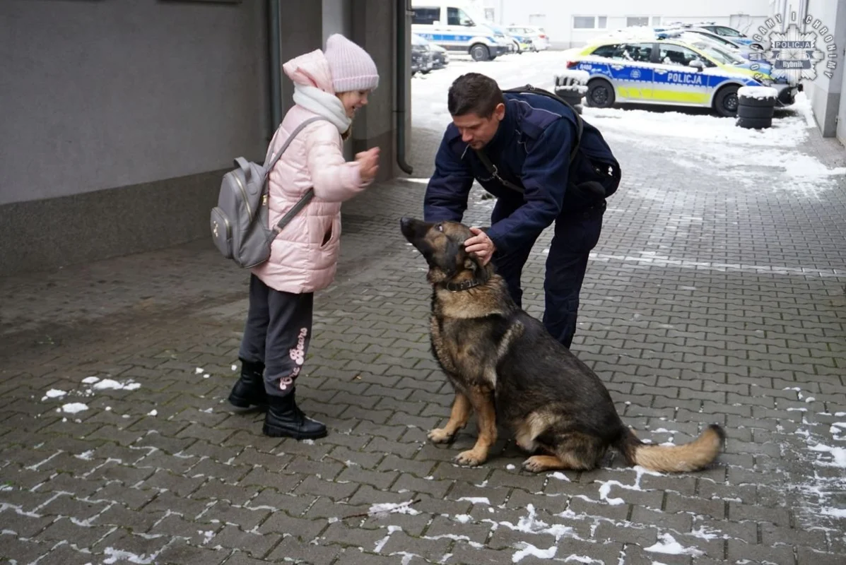 Wizyta uczniów w rybnickiej komendzie: nauka bezpieczeństwa w praktyce 12