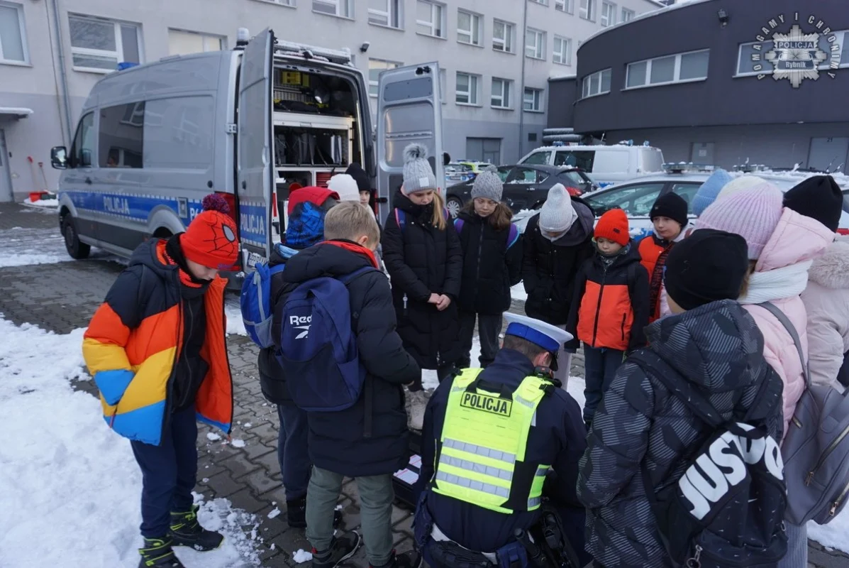 Wizyta uczniów w rybnickiej komendzie: nauka bezpieczeństwa w praktyce 14