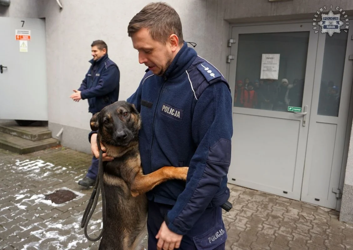 Wizyta uczniów w rybnickiej komendzie: nauka bezpieczeństwa w praktyce 16