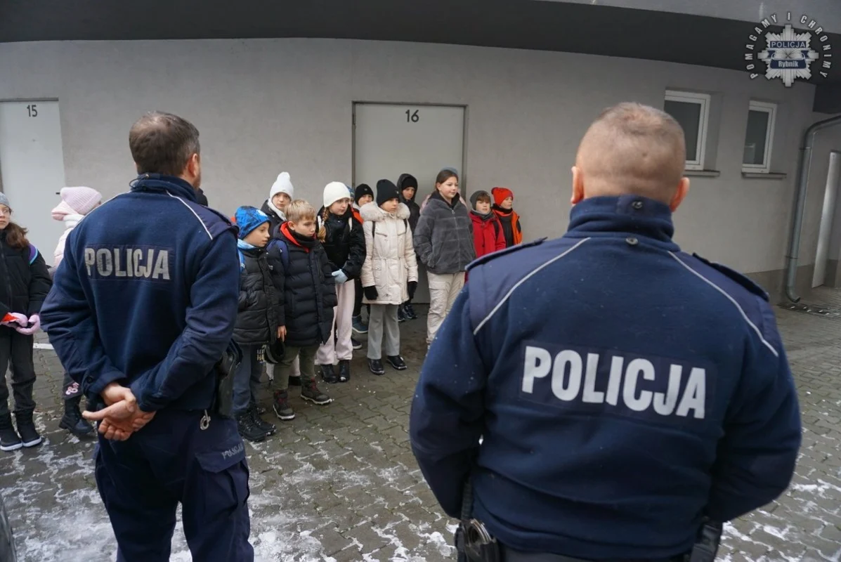 Wizyta uczniów w rybnickiej komendzie: nauka bezpieczeństwa w praktyce 17