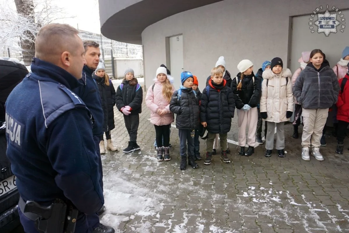 Wizyta uczniów w rybnickiej komendzie: nauka bezpieczeństwa w praktyce 18