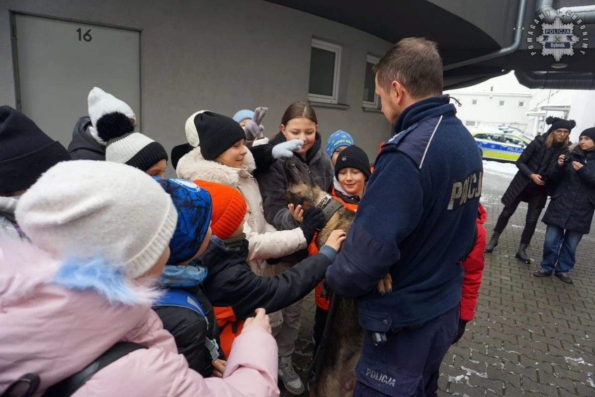 Wizyta uczniów w rybnickiej komendzie: nauka bezpieczeństwa w praktyce 19