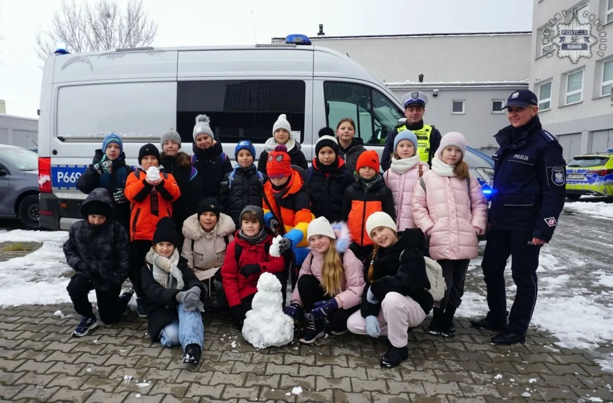 Wizyta uczniów w rybnickiej komendzie: nauka bezpieczeństwa w praktyce