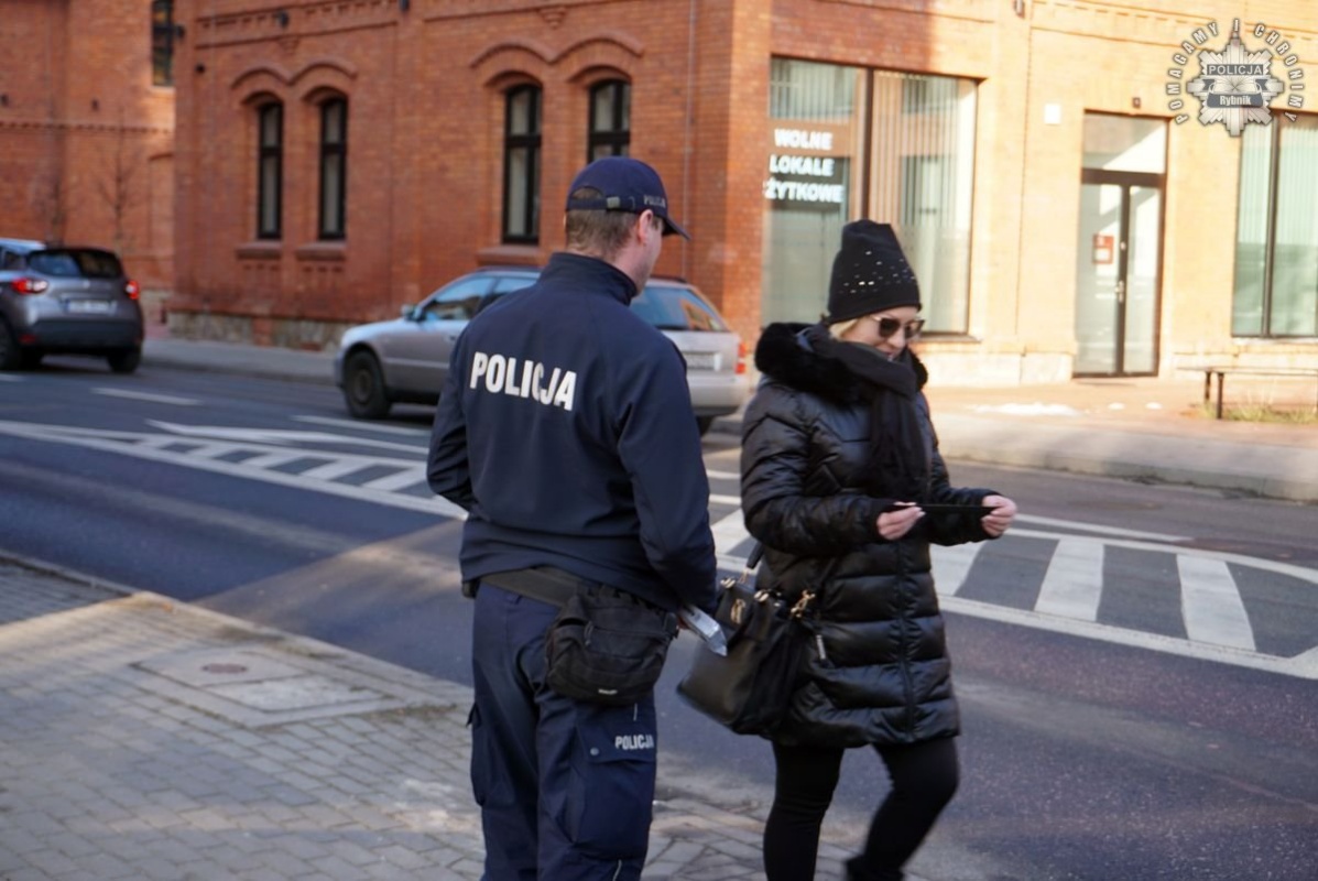 Bezpieczny Pieszy: policjanci rozdają odblaski, by uratować życie 1