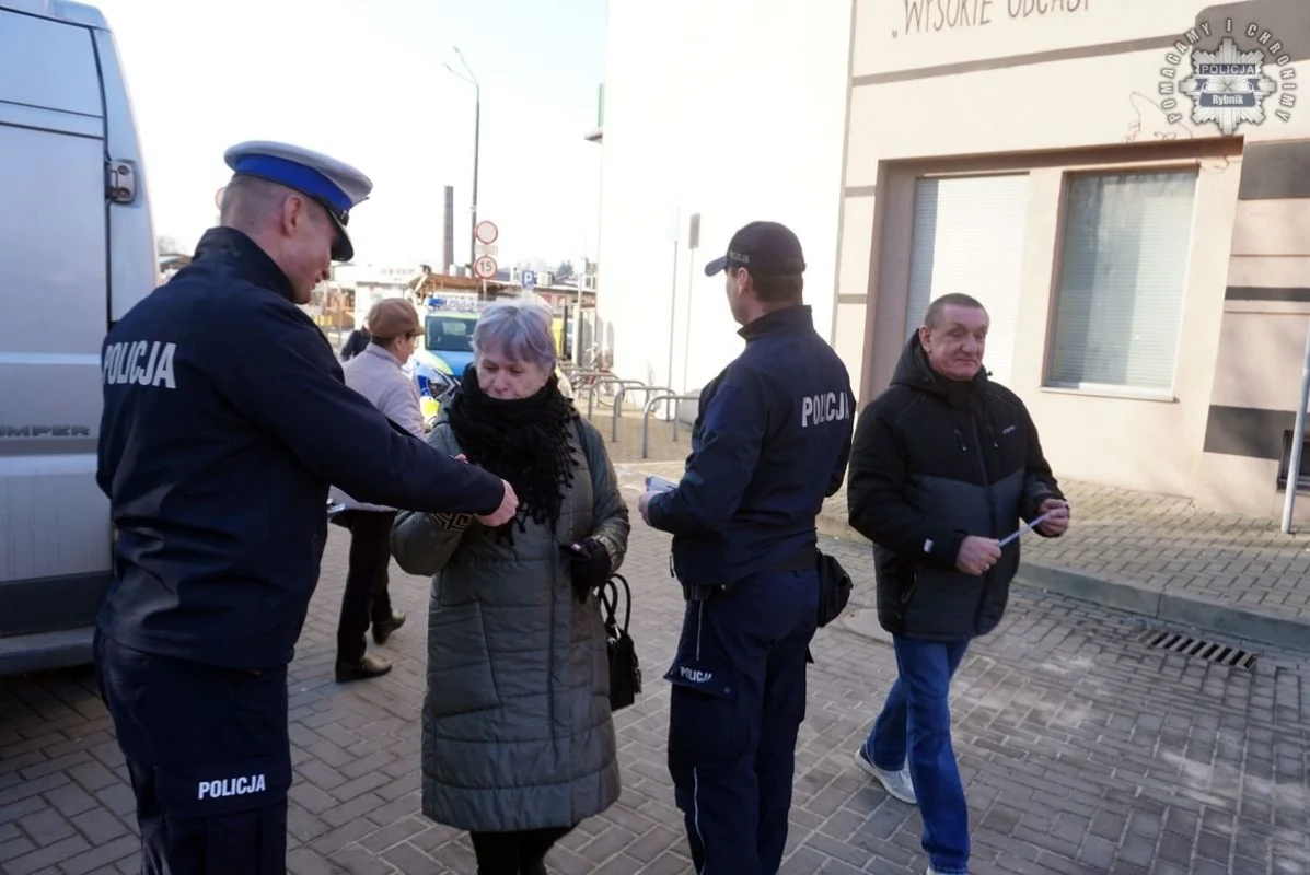 Bezpieczny Pieszy: policjanci rozdają odblaski, by uratować życie 2