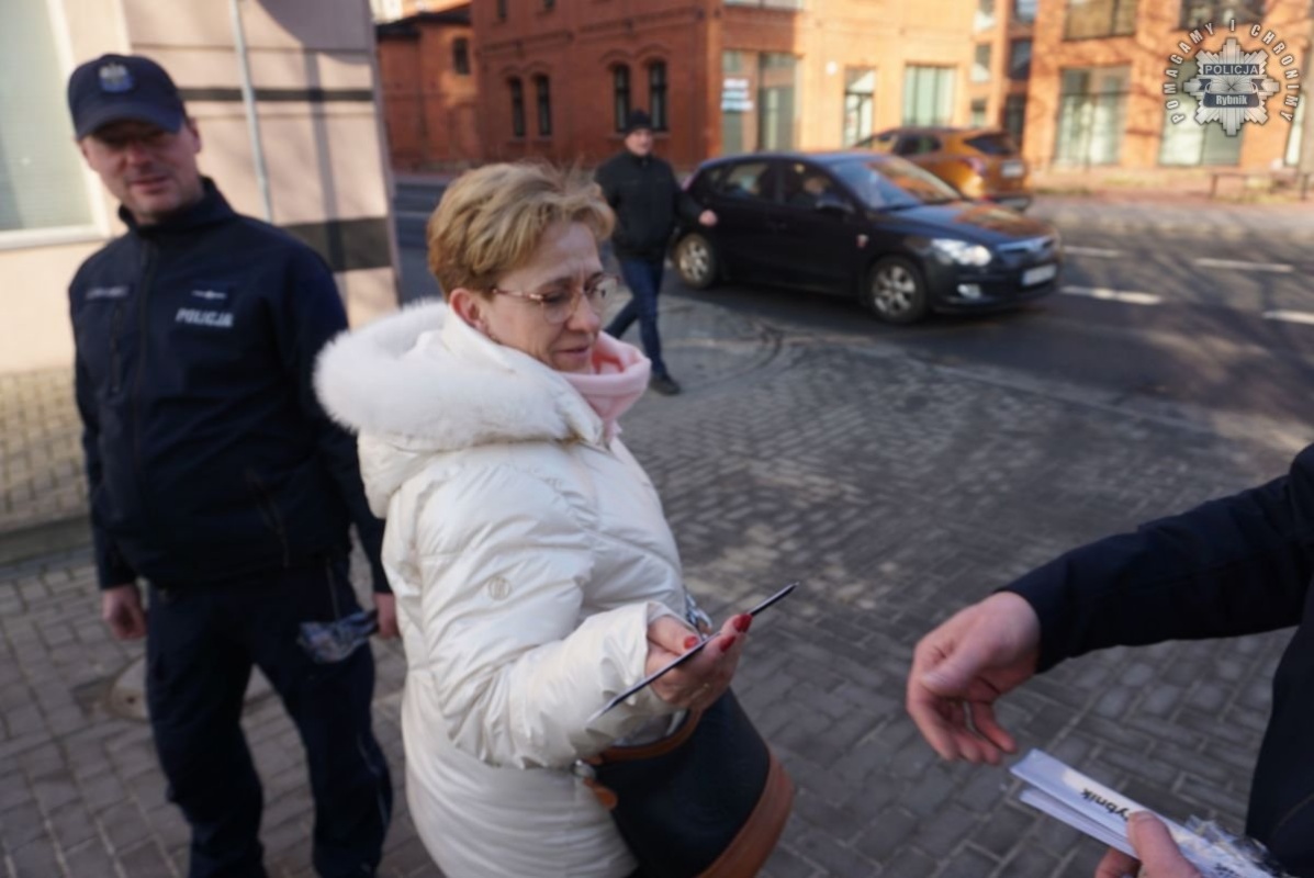 Bezpieczny Pieszy: policjanci rozdają odblaski, by uratować życie 3