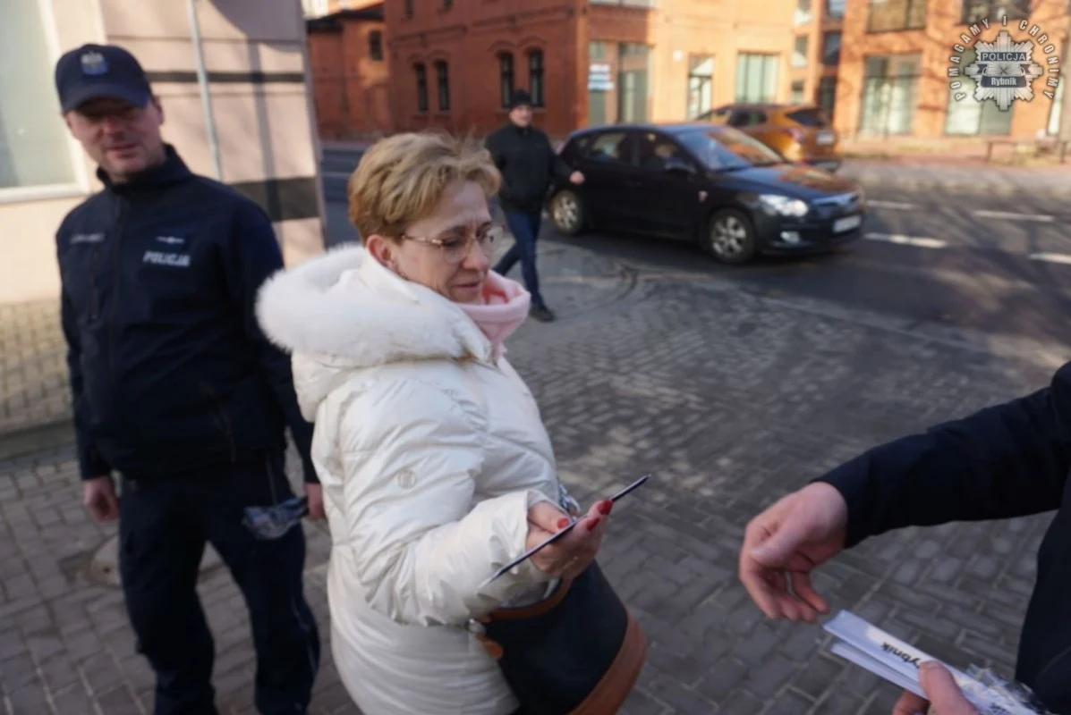 Bezpieczny Pieszy: policjanci rozdają odblaski, by uratować życie 3