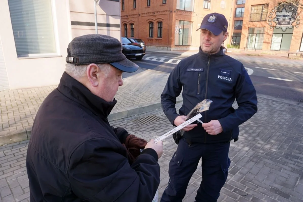 Bezpieczny Pieszy: policjanci rozdają odblaski, by uratować życie 4