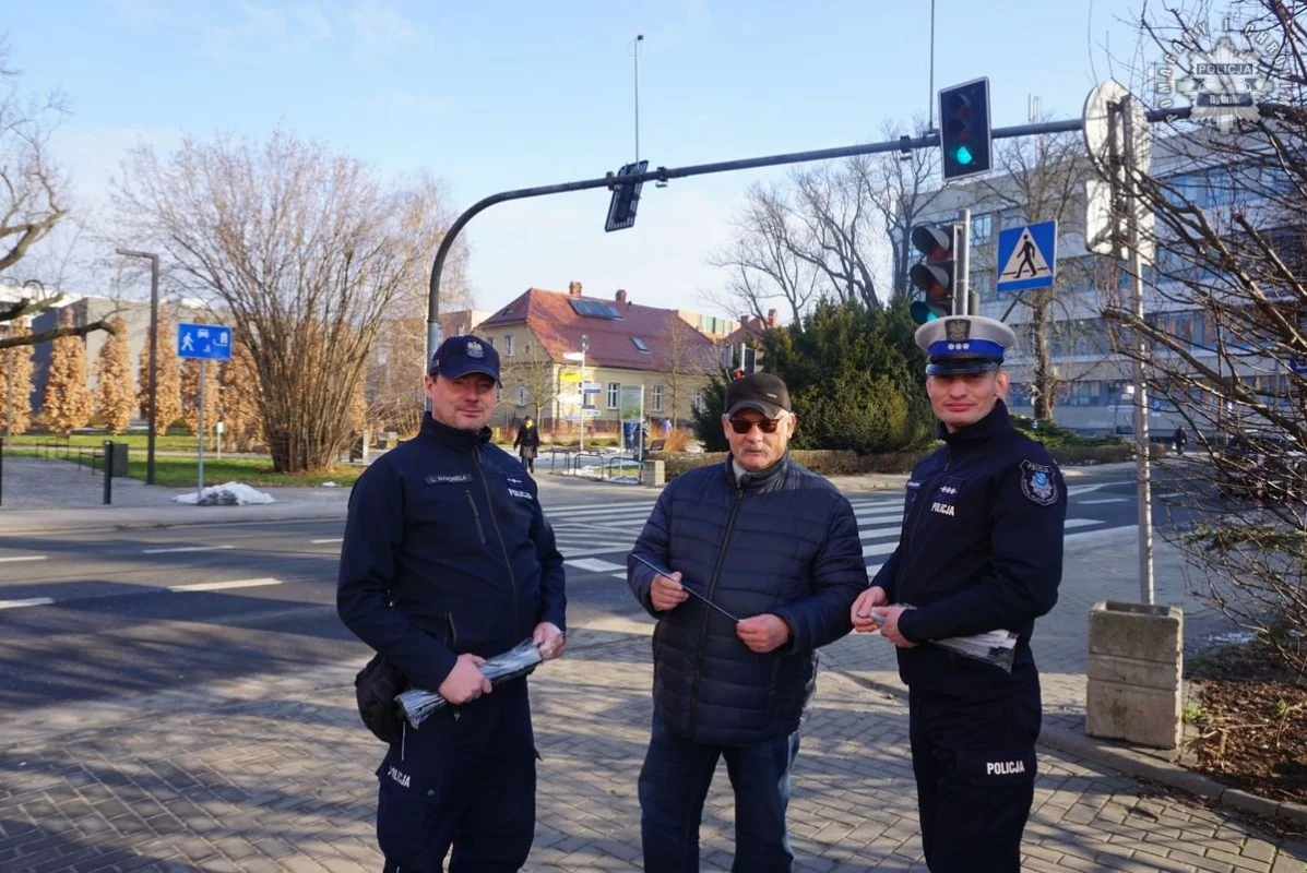 Bezpieczny Pieszy: policjanci rozdają odblaski, by uratować życie 5