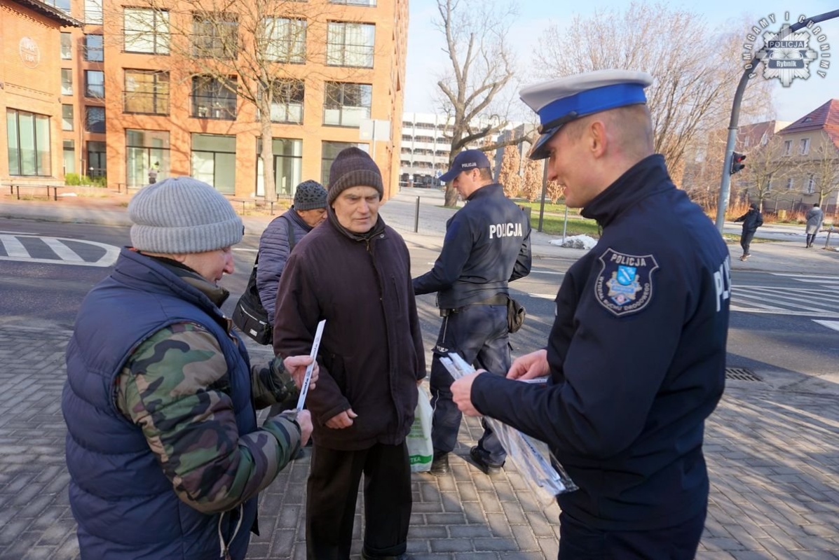 Bezpieczny Pieszy: policjanci rozdają odblaski, by uratować życie 6