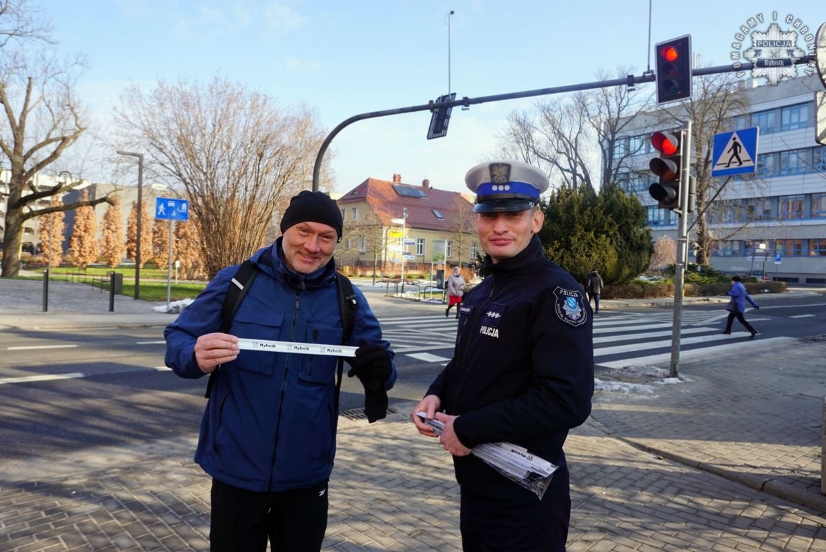 Bezpieczny Pieszy: policjanci rozdają odblaski, by uratować życie 7