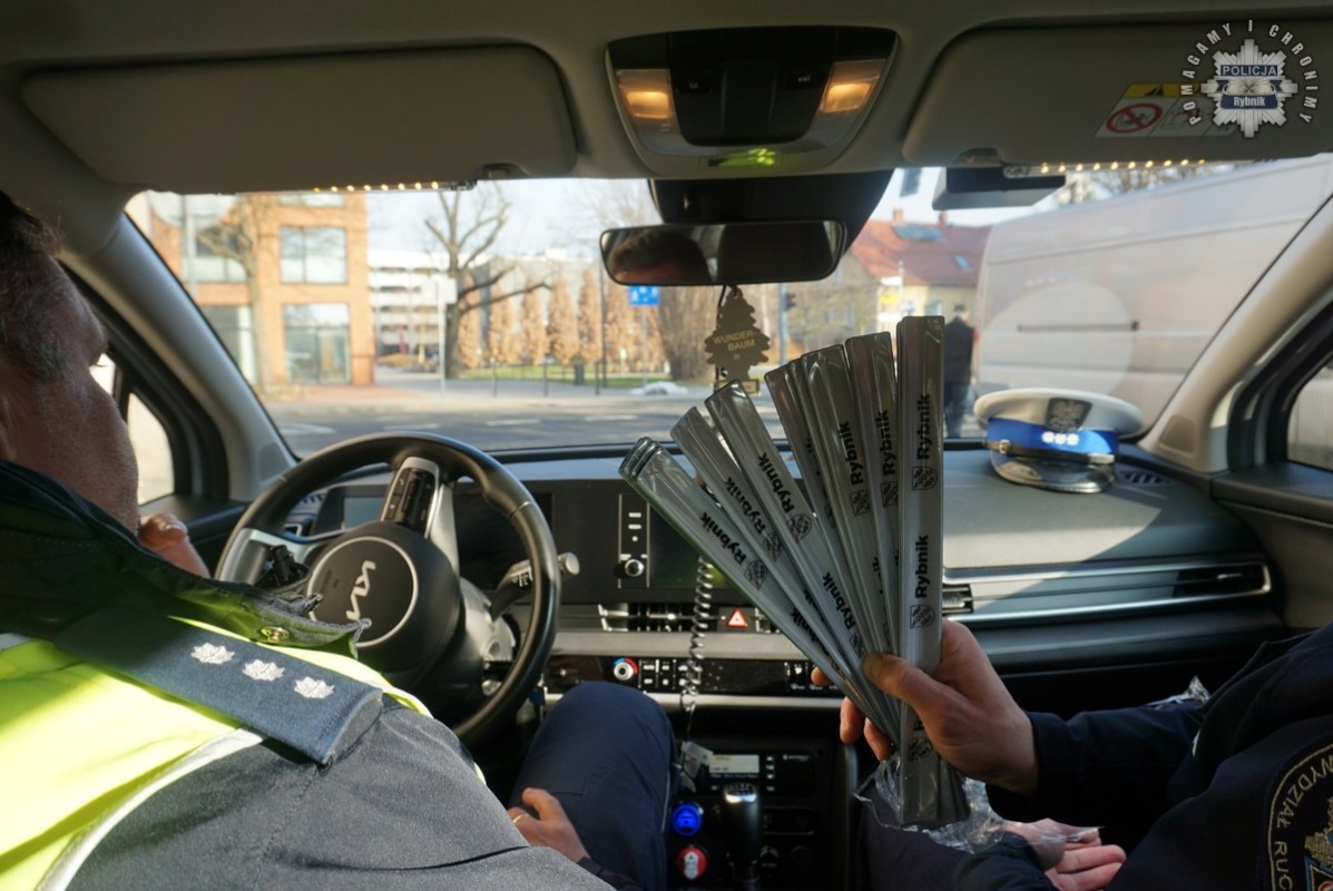 Bezpieczny Pieszy: policjanci rozdają odblaski, by uratować życie 8