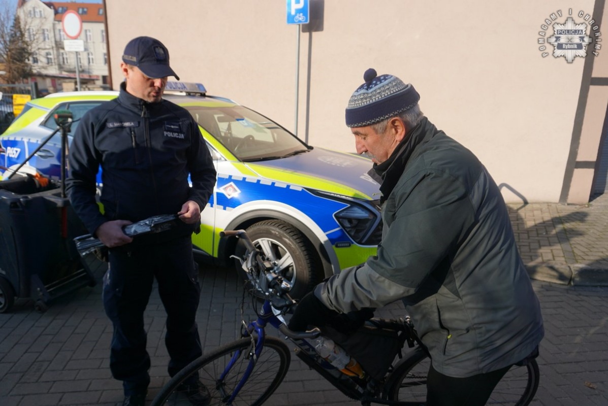 Bezpieczny Pieszy: policjanci rozdają odblaski, by uratować życie 9