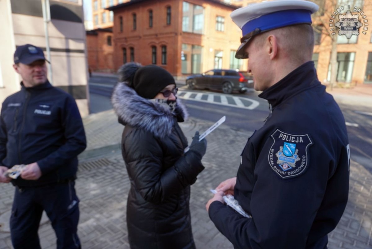 Bezpieczny Pieszy: policjanci rozdają odblaski, by uratować życie 10