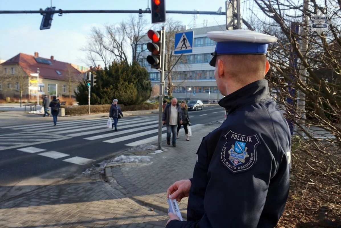 Bezpieczny Pieszy: policjanci rozdają odblaski, by uratować życie 11