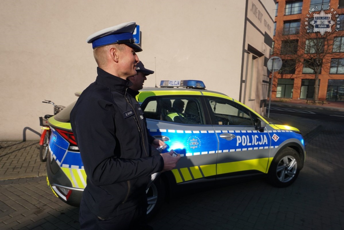 Bezpieczny Pieszy: policjanci rozdają odblaski, by uratować życie 12