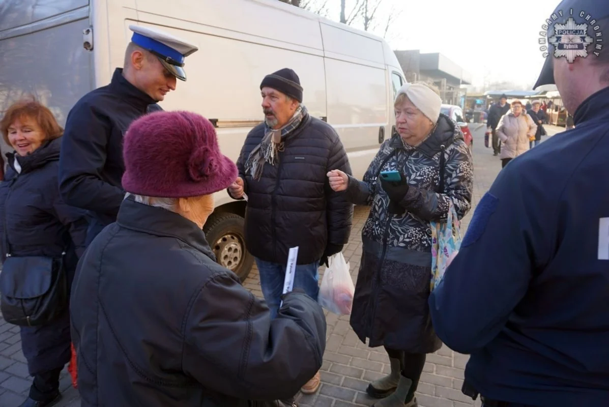 Bezpieczny Pieszy: policjanci rozdają odblaski, by uratować życie 13