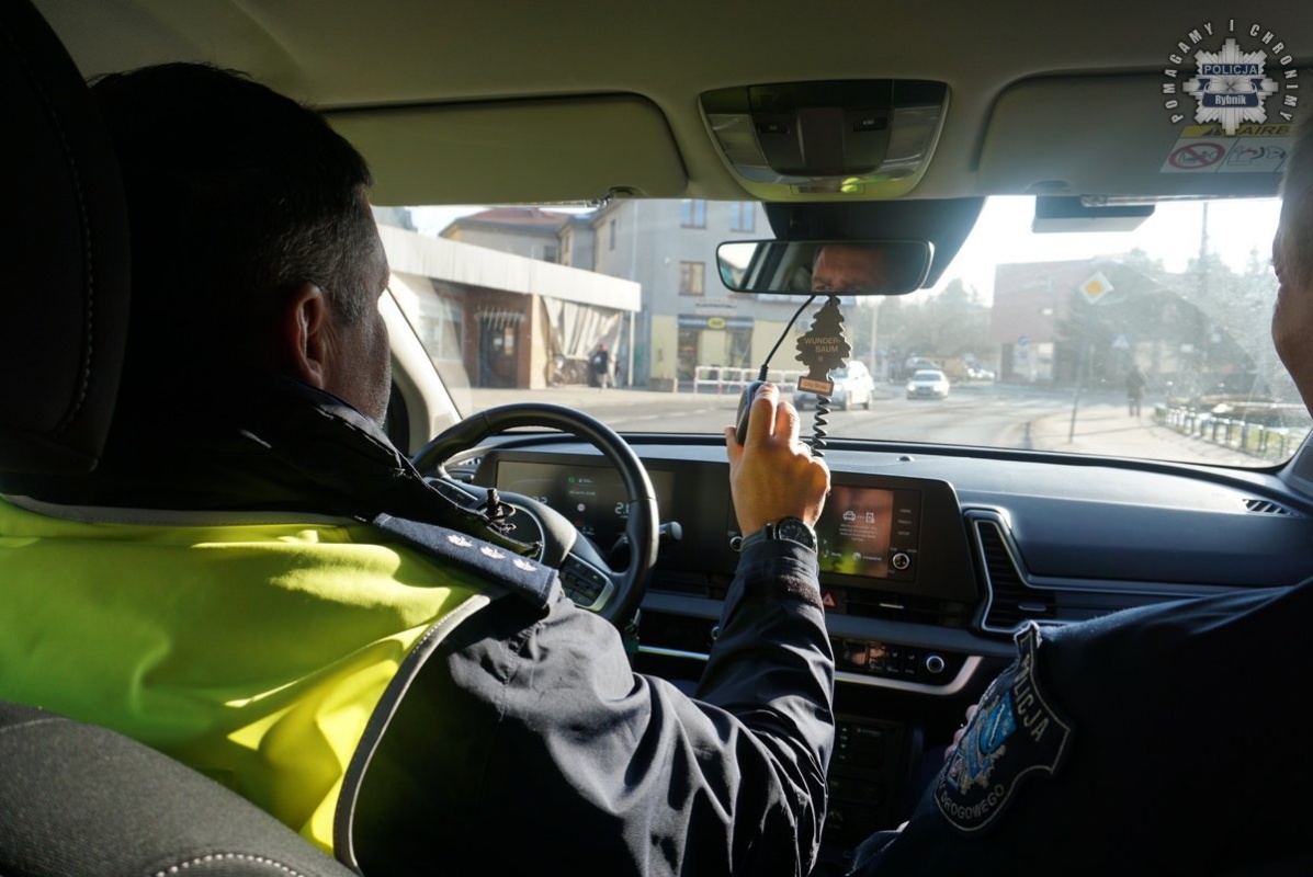 Bezpieczny Pieszy: policjanci rozdają odblaski, by uratować życie 14