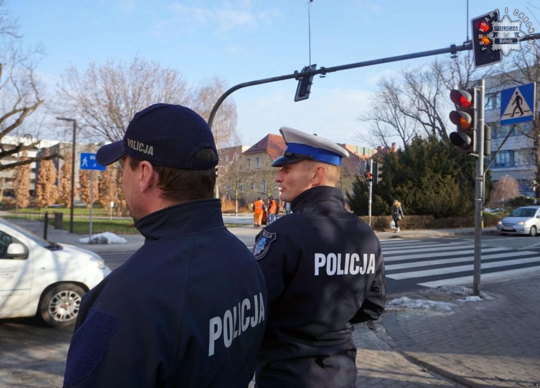 Bezpieczny Pieszy: policjanci rozdają odblaski, by uratować życie 15