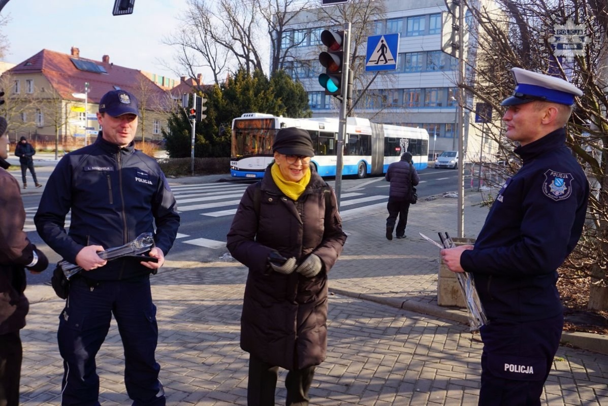Bezpieczny Pieszy: policjanci rozdają odblaski, by uratować życie 16
