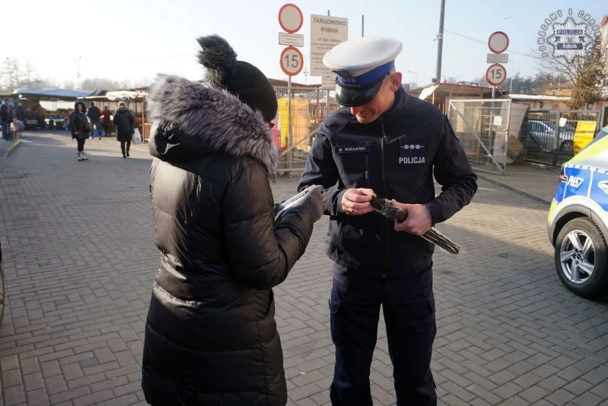 Bezpieczny Pieszy: policjanci rozdają odblaski, by uratować życie 17