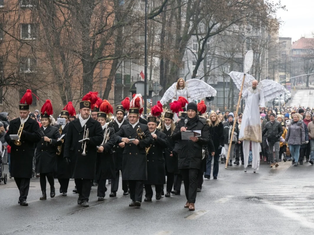 Trzej Królowie na ulicach Bytomia: wspólne kolędowanie i radosna procesja