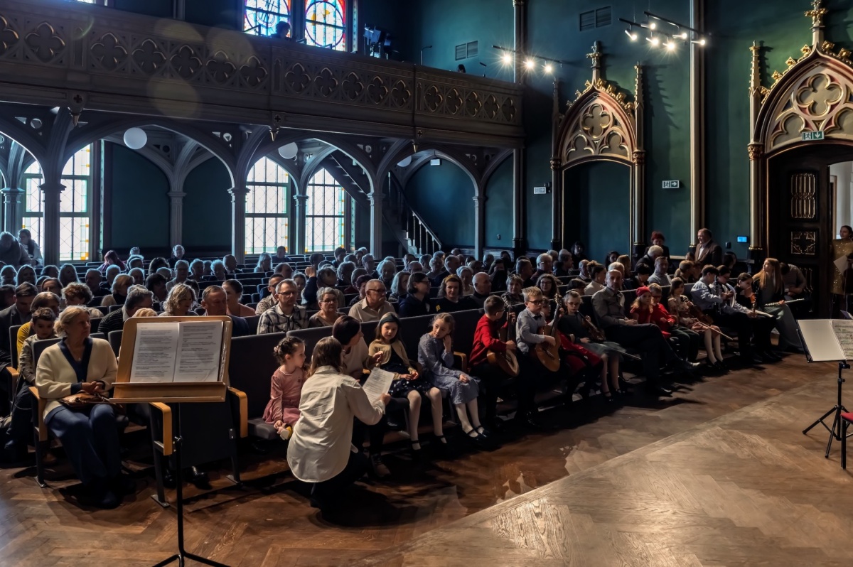 Młodzi artyści z Bytomia uczcili Dni Babci i Dziadka koncertem pełnym pasji