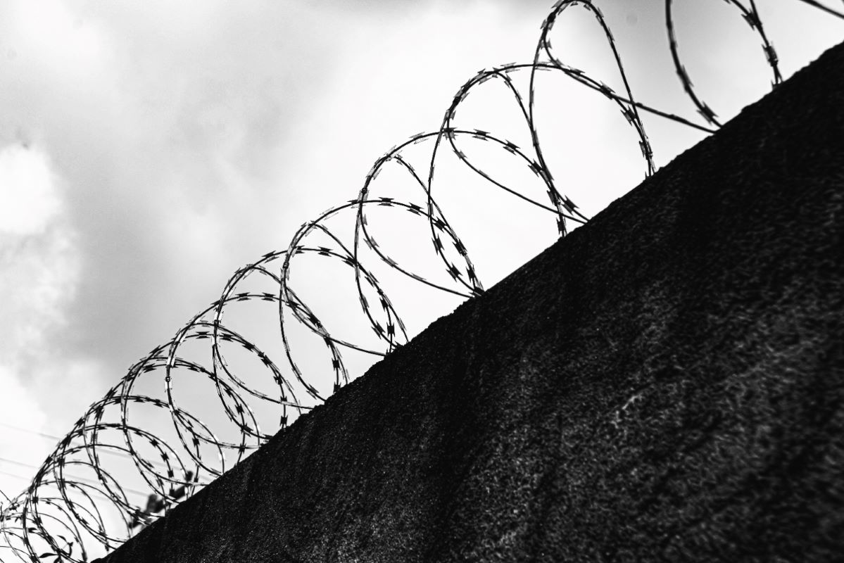 Oszukali seniorów na sprzedaż kołder i patelni. Teraz grozi im więzienie