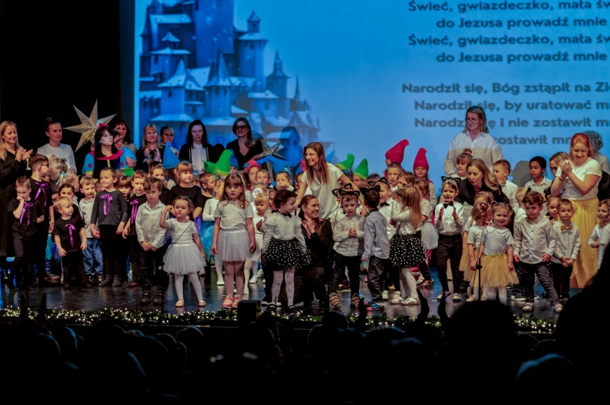 Przedszkolaki z „Ósemki” oczarowały scenę Beceku - spektakl pełen energii!