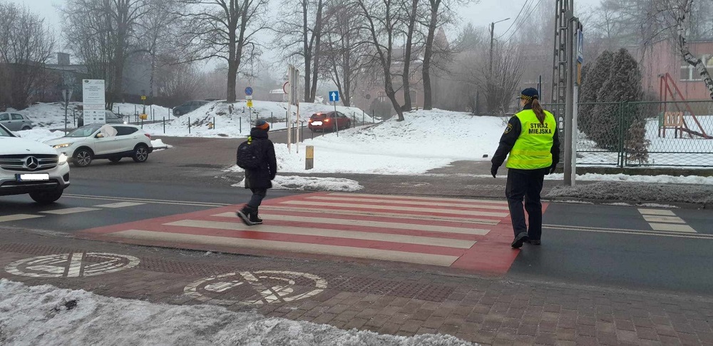 Straż Miejska i Policja zabezpieczają przejścia dla uczniów
