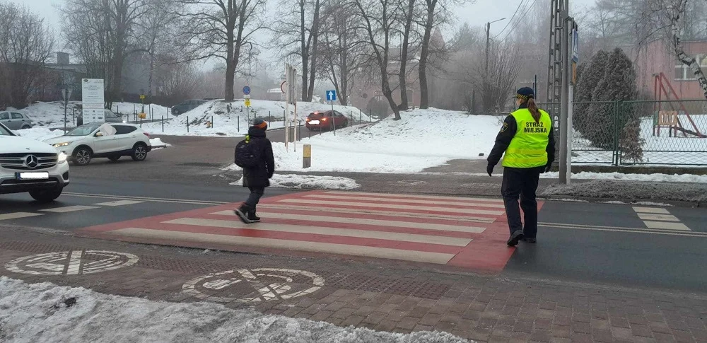 Straż Miejska i Policja zabezpieczają przejścia dla uczniów