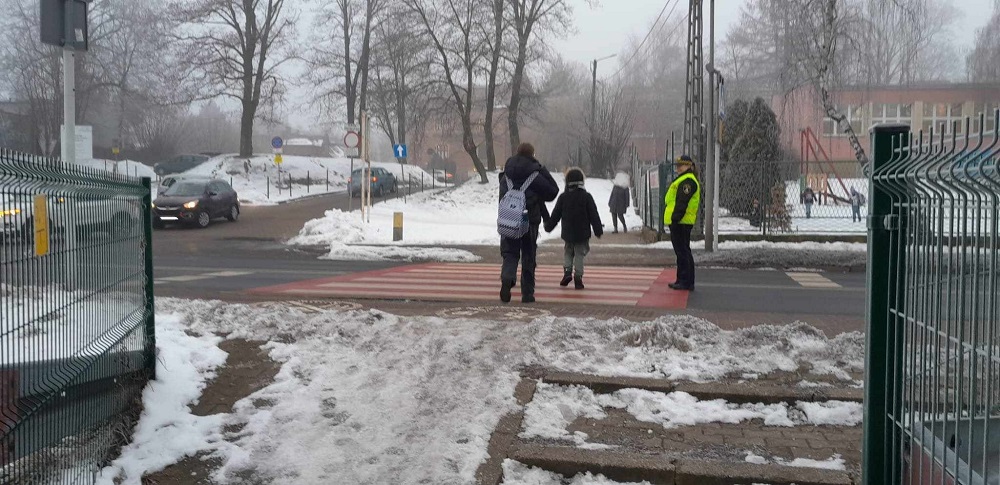 Straż Miejska i Policja zabezpieczają przejścia dla uczniów