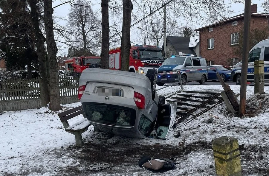 Pijany 67-letni kierowca dachował na ul. Boya Żeleńskiego