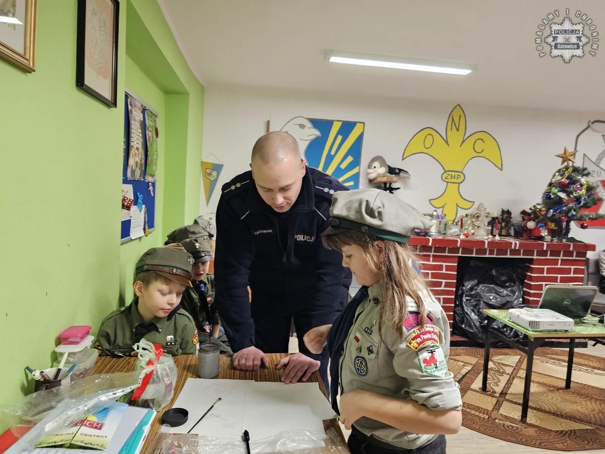 Spotkanie z policjantami: Zuchy dowiadują się o bezpieczeństwie na drodze i stoku