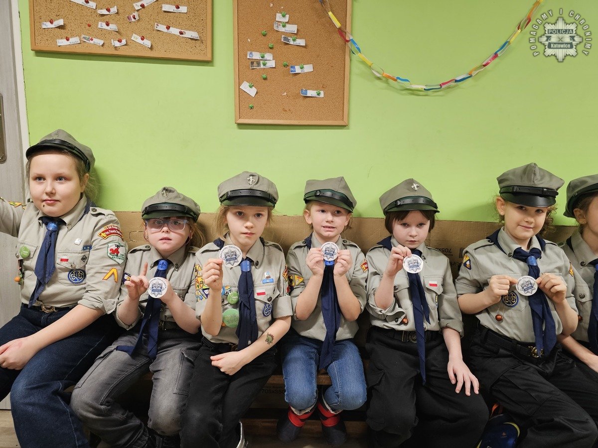 Spotkanie z policjantami: Zuchy dowiadują się o bezpieczeństwie na drodze i stoku