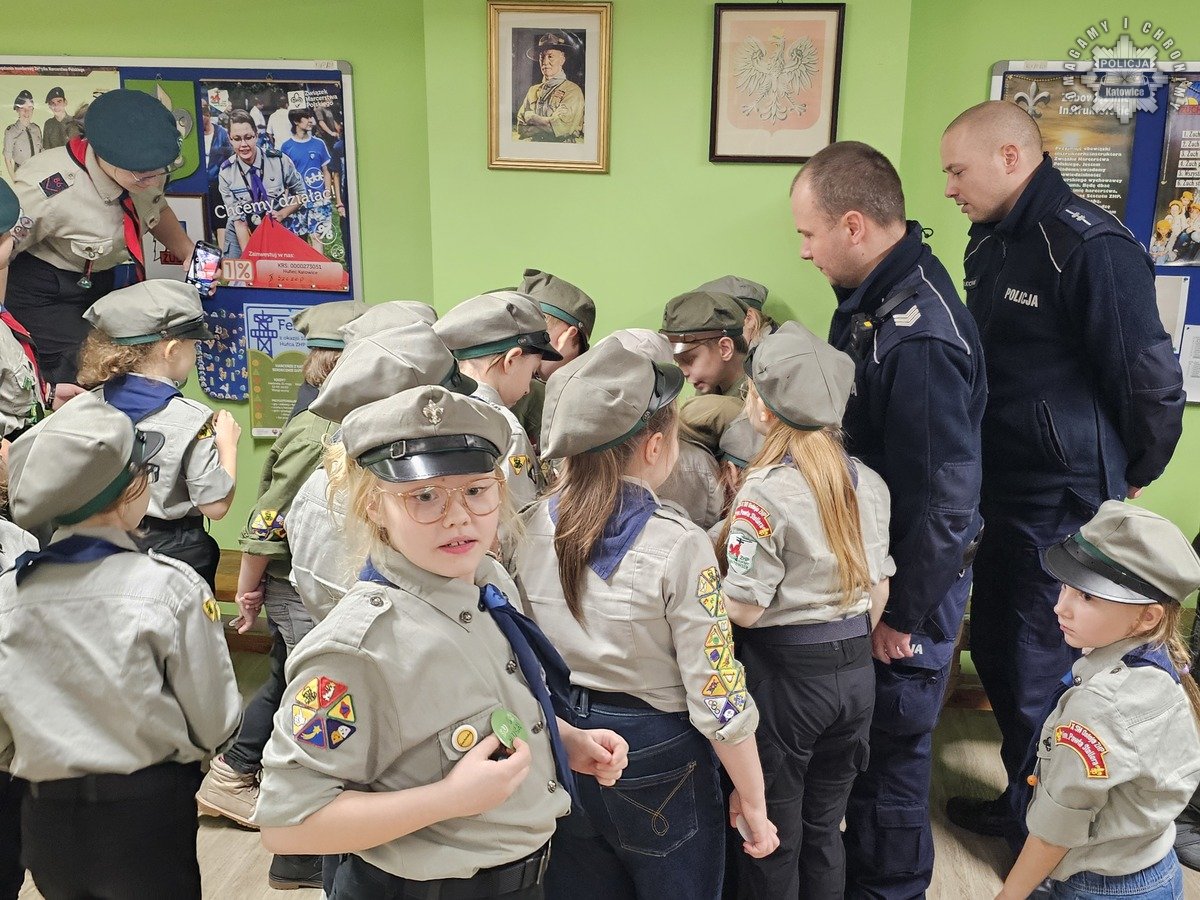 Spotkanie z policjantami: Zuchy dowiadują się o bezpieczeństwie na drodze i stoku